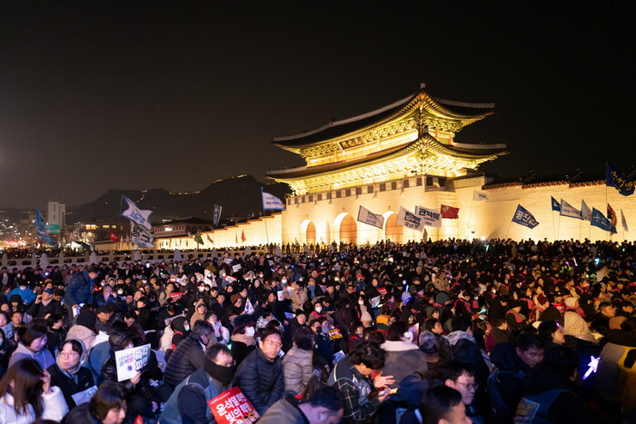 계엄 100일 내란수괴 尹은 관저에, 민주세력은 거리에...도보행진, 단식에 삼보일배까지 [현장스케치]