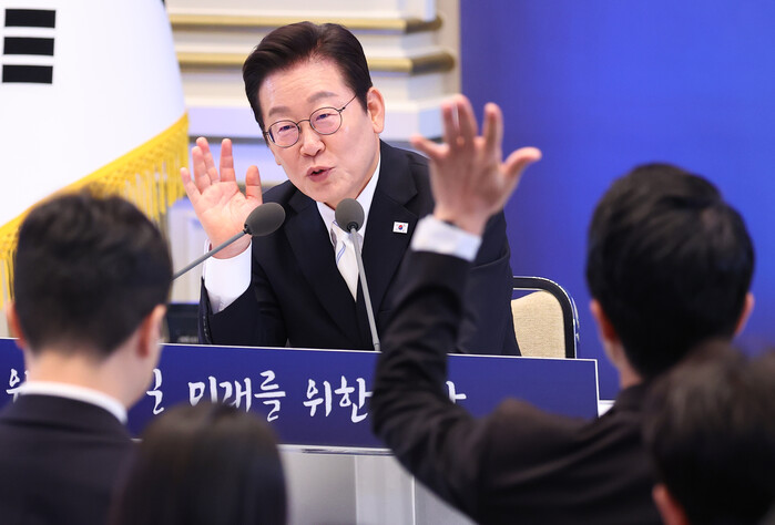 李대통령 “확장재정, 경제 전환점 위...