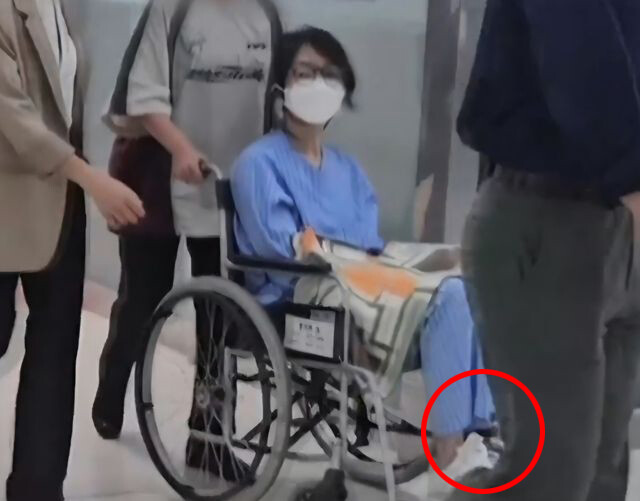 구속 수감 중 김건희, 휠체어·전자발...
