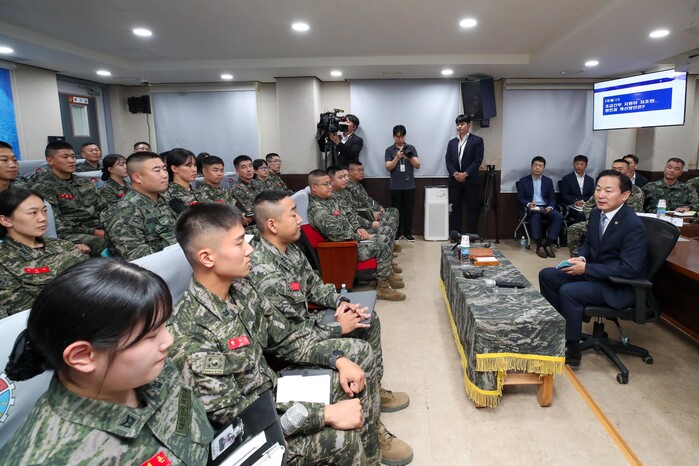 국방차관, 해병대 연평부대 방문 “군...