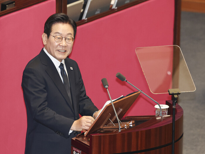 李 대통령 “아동수당 12세까지 확대...