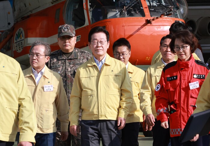 이재명 대통령, 강원 산불 현장 점검...