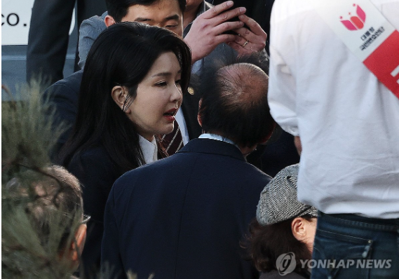 무궁화 휘장 박은 ‘김건희 전용 액자...