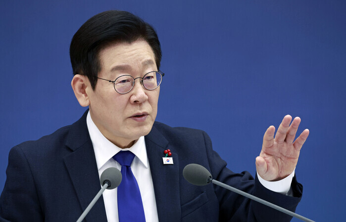 생중계 소통은 호평, 민생 변수는 부...