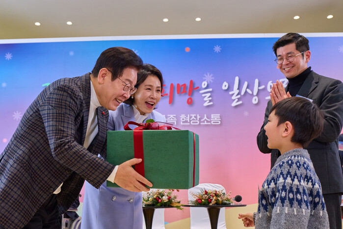 이 대통령 “희귀질환은 개인 책임 아...