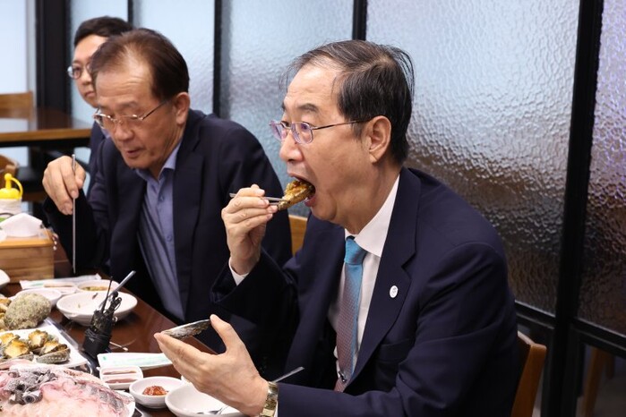 한덕수, 尹 사형 구형 다음 날 돈가...