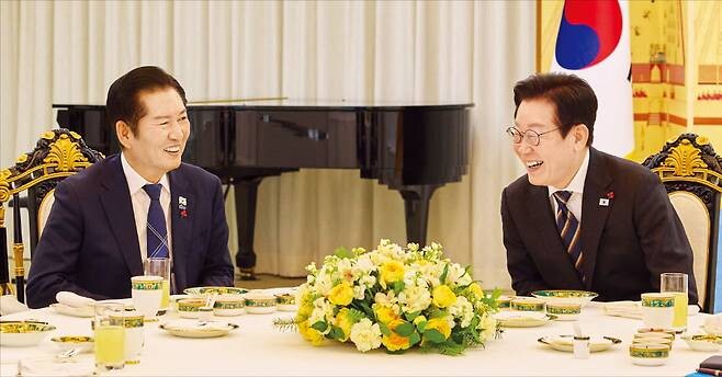 민주당 지도부 만찬서 웃음 터진 李대...