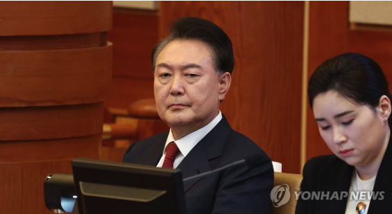 징역 30년 선고 순간…윤석열은 웃었...