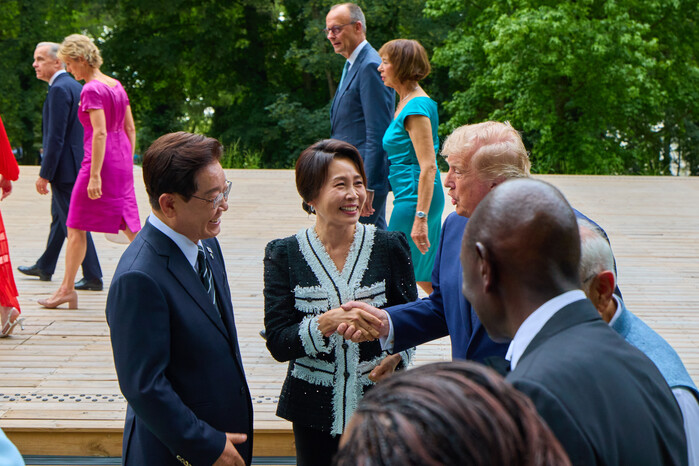 G7 데뷔전 치른 이 대통령…트럼프와...