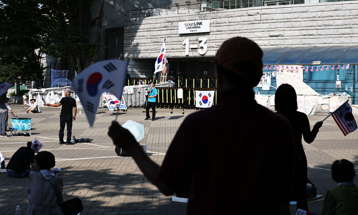핸드볼경기장 봉쇄, 민주주의의 경계를...