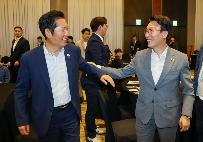김민석·정청래, 청년 워크숍서 조우....