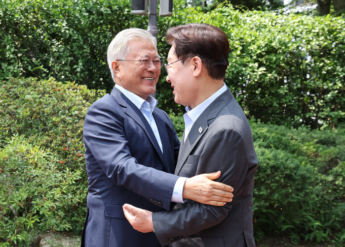 [포토] 이재명 대통령·문재인 전 대...