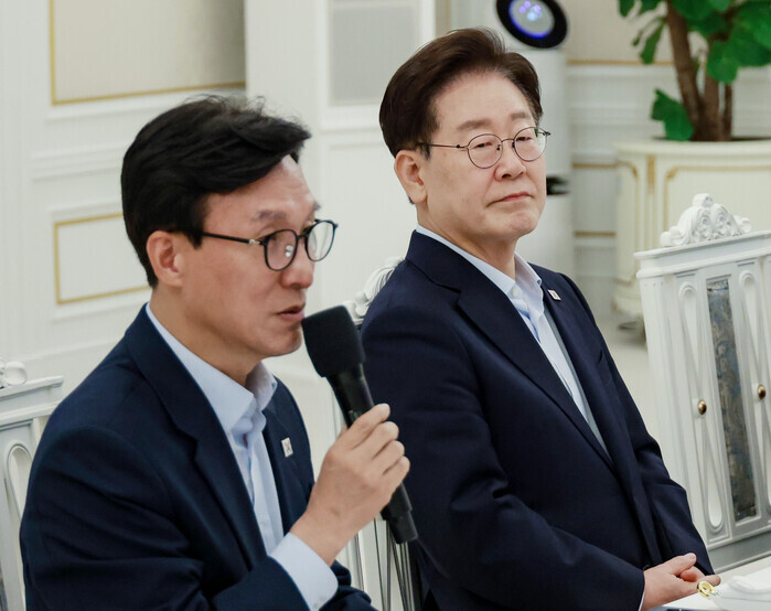 이 대통령·민주당 지지율 동반 하락…...